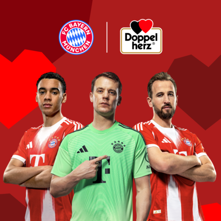Tres jugadores del FC Bayern Múnich están de pie frente a un fondo rojo con formas geométricas de corazones. De izquierda a derecha: Harry Kane, Jamal Musiala y Manuel Neuer. Sobre ellos se encuentran el logo del FC Bayern Múnich y el logo de Doppelherz, lo que indica una colaboración entre marcas.