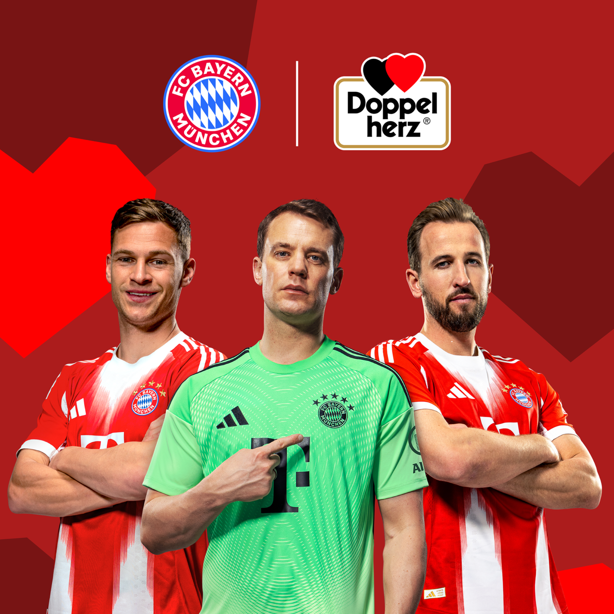 Tres jugadores del FC Bayern Múnich están de pie frente a un fondo rojo con formas geométricas de corazones. De izquierda a derecha: Harry Kane, Jamal Musiala y Manuel Neuer. Sobre ellos se encuentran el logo del FC Bayern Múnich y el logo de Doppelherz, lo que indica una colaboración entre marcas.